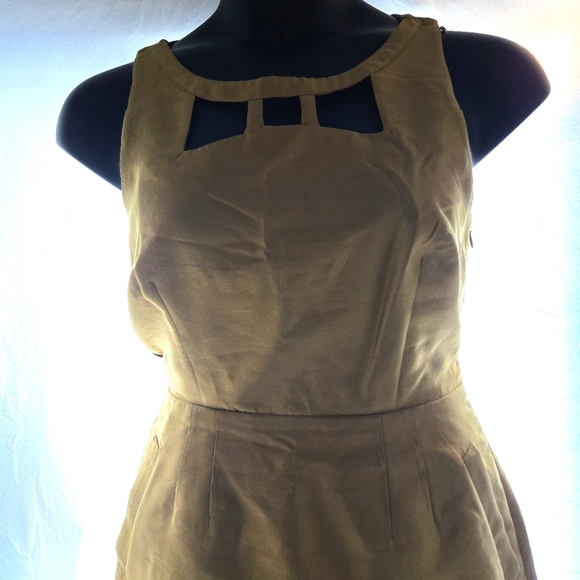 Elegant Gold Sleeveless Dress - Picture 5 of 12